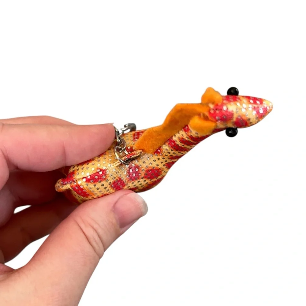 World Market Shimmering Sand Filled Giraffe Keychain Bag Charm 3.5